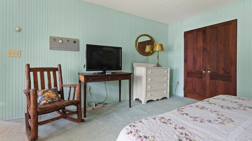 Camp Roosevelt 5 Bedroom Cottage by RedAwning