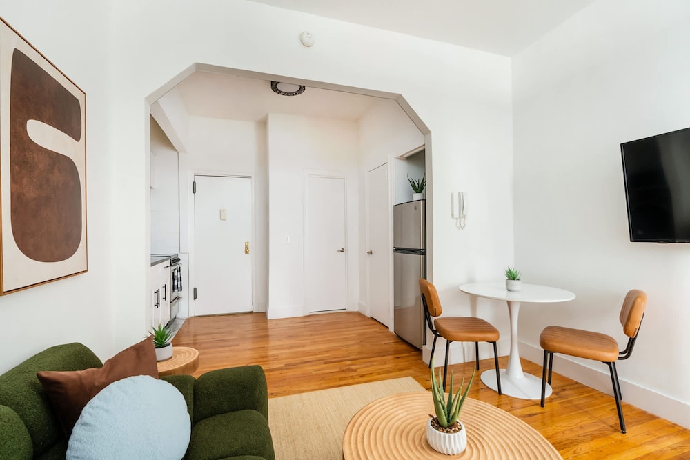 444-1a Beautiful 1BR Midtown West