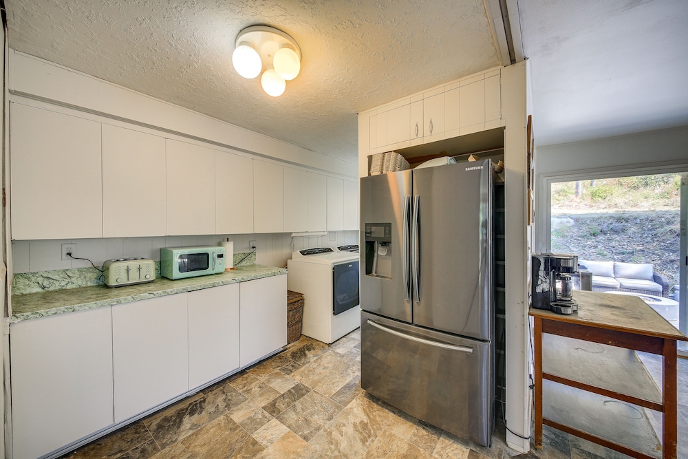 Chic Idaho Retreat w/ Hot Tub, Grill  Pool Table! - Property Image 16