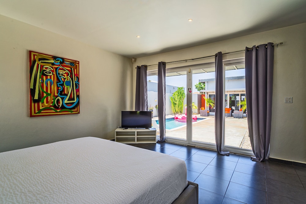 Stunning Modern Home, Near Beaches Full AC view 5