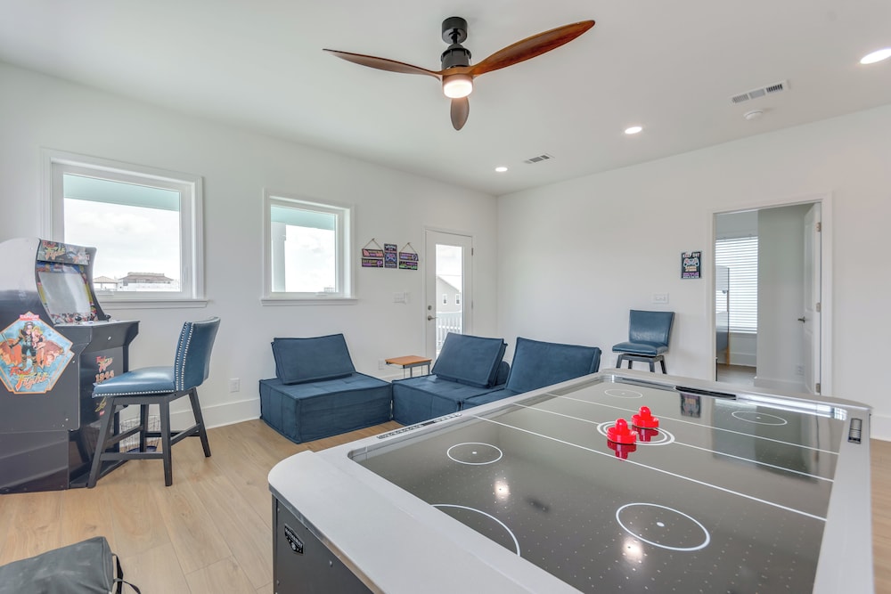 Walk to Beach: Home w/ Ocean View in Navarre!