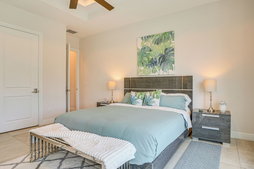 1/2 Mi to Beach: Poolside Oasis on Marco Island!