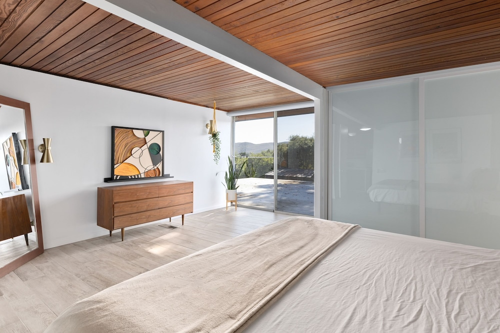 Mid-century Masterpiece With Pool Spa Tesla