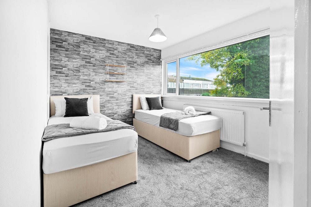 3-bed House, Sleeps 5, Bham Airport, Parking view 4