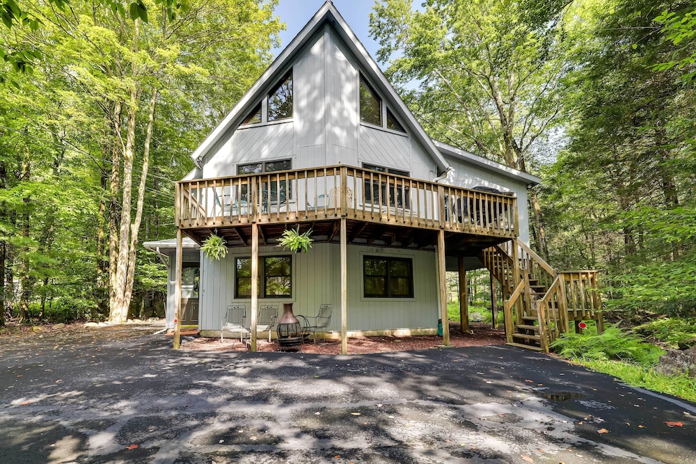 Traditional Blakeslee Chalet: Deck & Lake Access! view 4