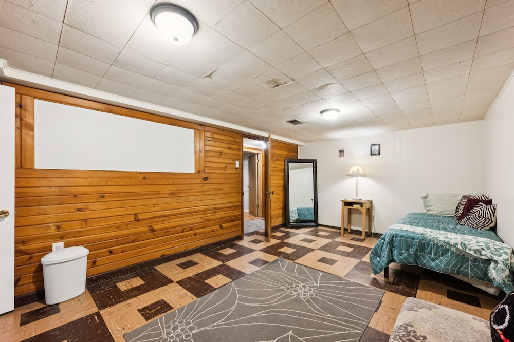 Charming Home Near Unc & Dt Greeley 5 Bedroom Home