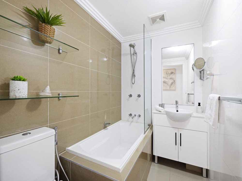Bright 2-bed Apartment Near Narrabeen Beach