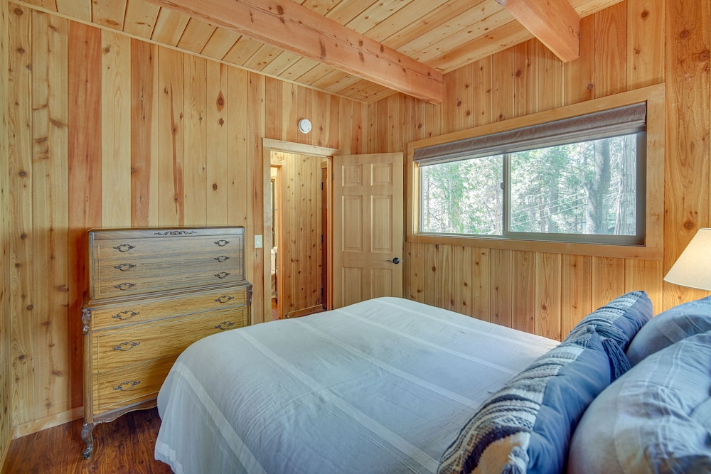 Serene Cabin Rental Near Lake Arrowhead Village! view 5