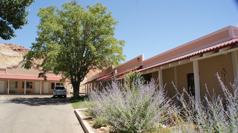 Adventure Inn & Motel