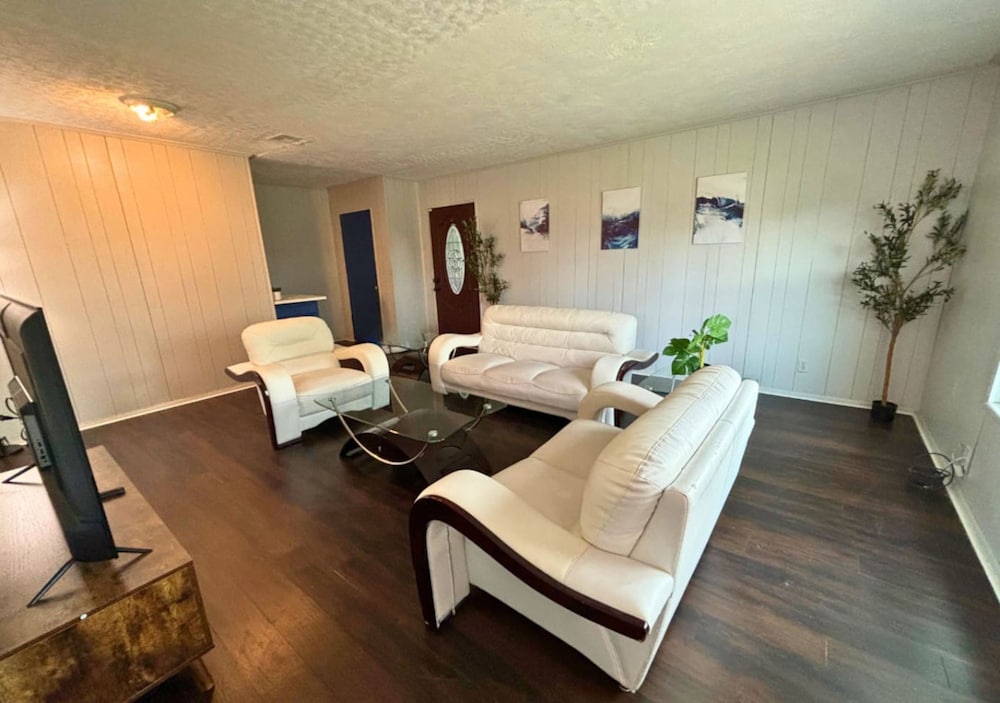 Retro 1BR Near Downtown Quiet Comfy Stay