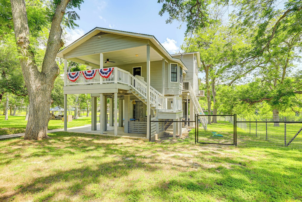 Mod on the Guad Home w/ Lake Mcqueeney Views!