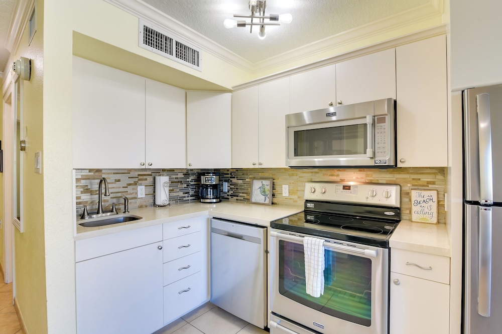 Walk to Galveston Beach: Resort Condo w/ Perks!