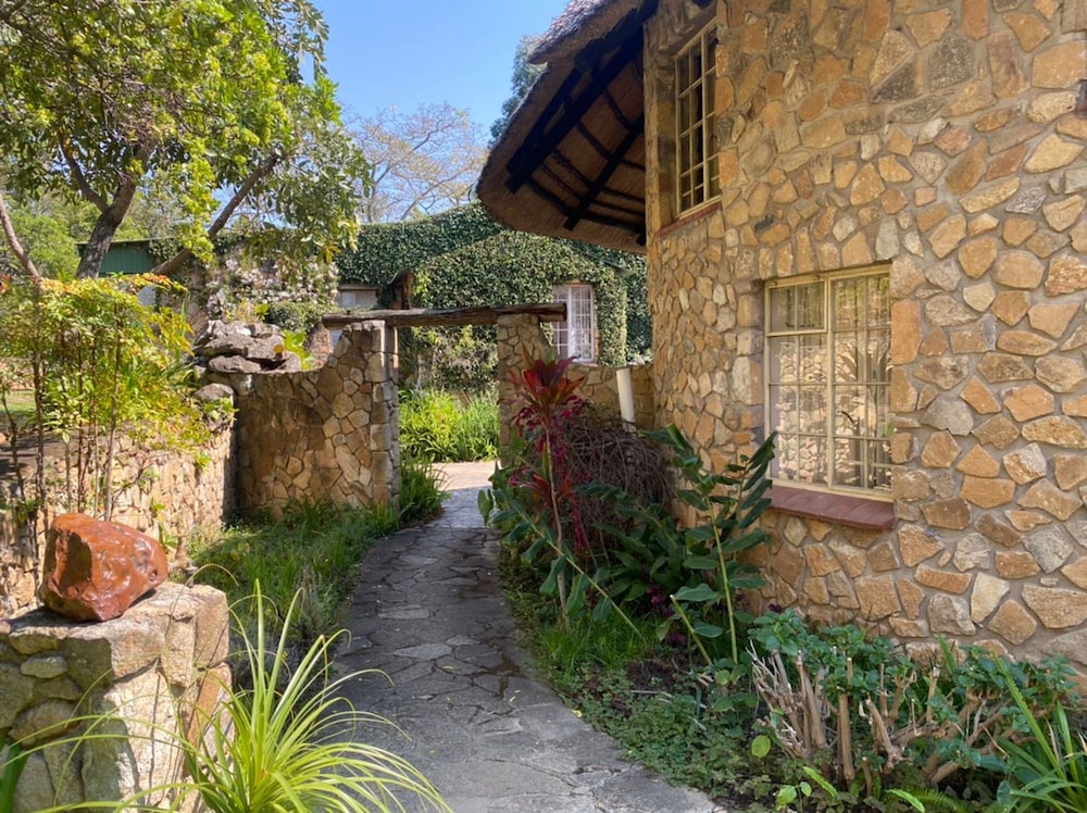 Stunning Private Cottage in the Heart of Nyanga - 2095