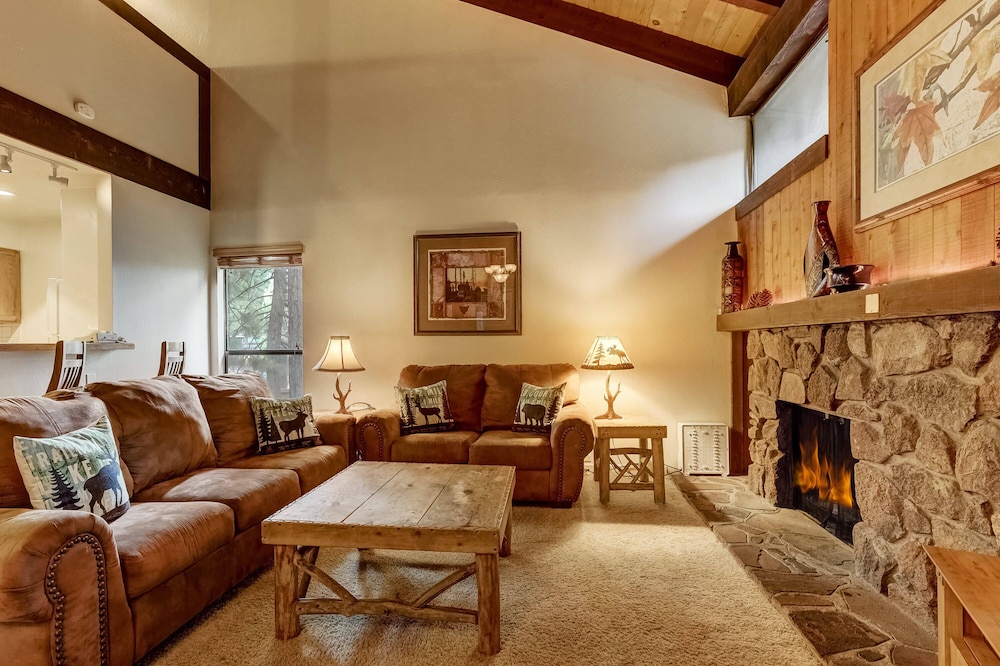 Lakeland Village - Walk to the Beaches of Lake Tahoe!