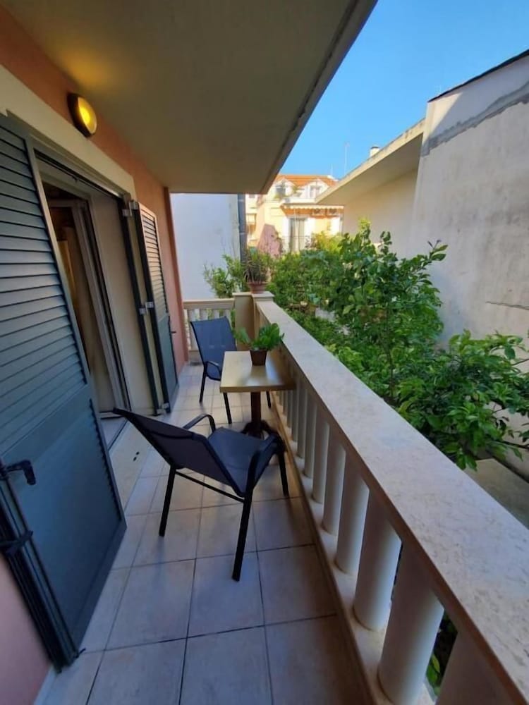 Sior Dionysios Apartments