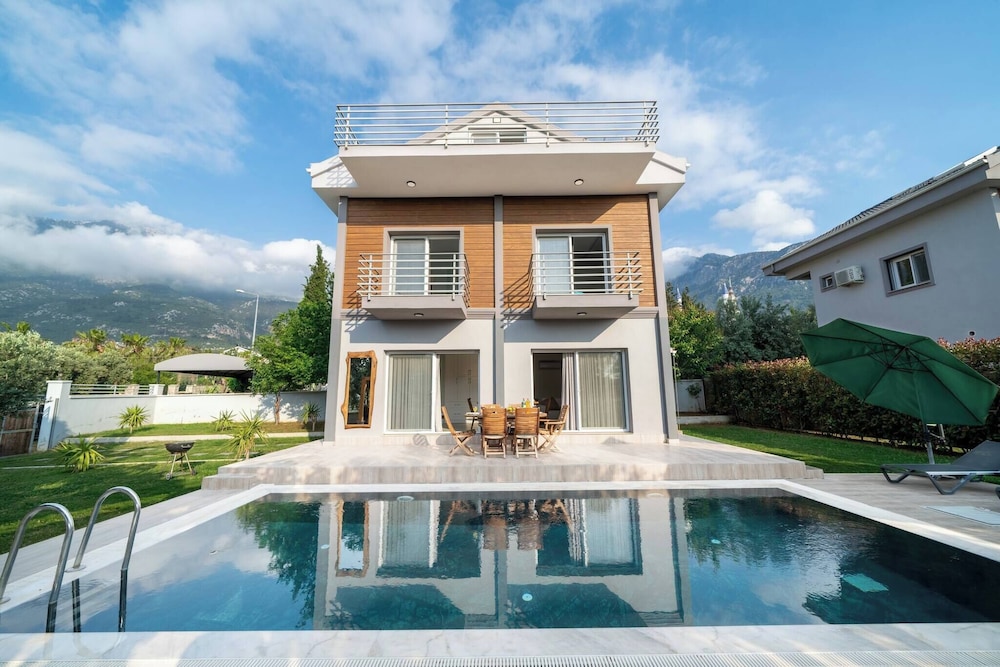 Ölüdeniz Plajına Yakın 3 Yatak Odalı Villa