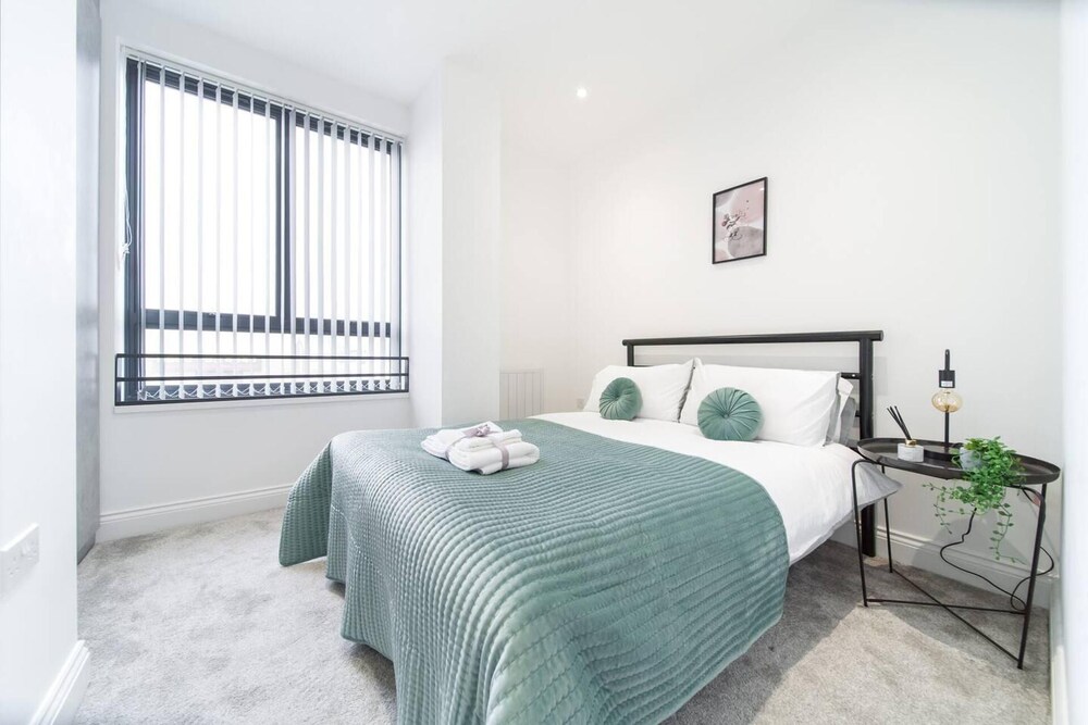 Livestay - Luxury 2bed Apartment With Free Parking view 5