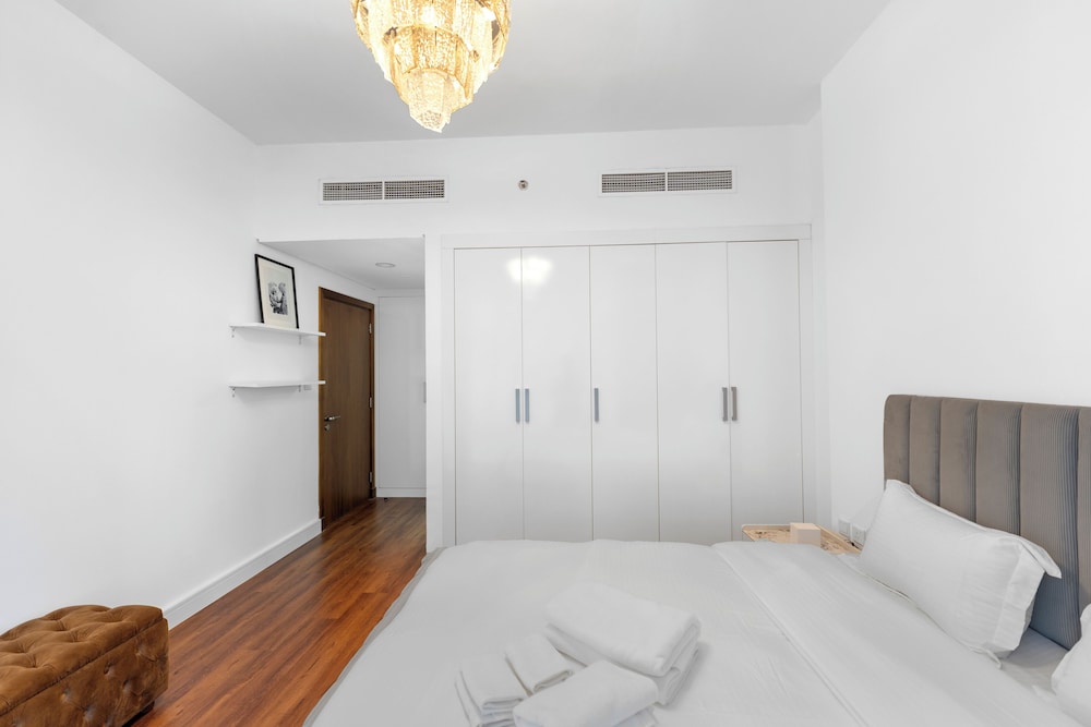 Chic 1BR Canal View at Waves Tower