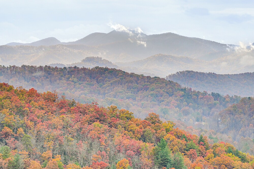 Near Hikes & Waterfalls: Smokey Mtn-view Haven!