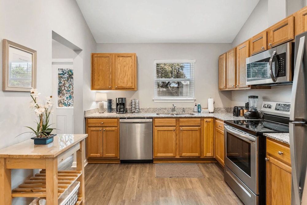 Ocean Oasis by Avantstay Block to Beach West Pcb, Pet-friendly