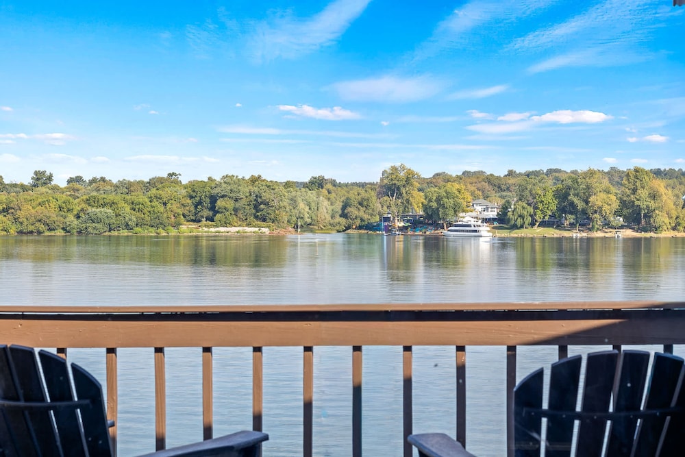 Renovated River Home Hot Tub Sauna Game Room