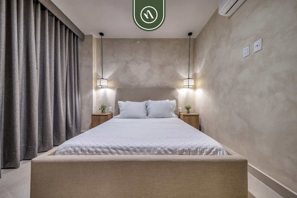 Luxury 2 BR Condo Near Beaches - Pools - Gym