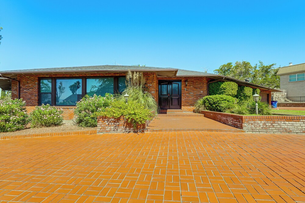 Centrally Located Mtn-view Escape in El Paso!