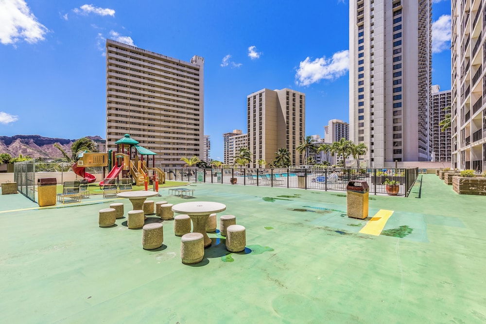 Waikiki Banyan 3409
