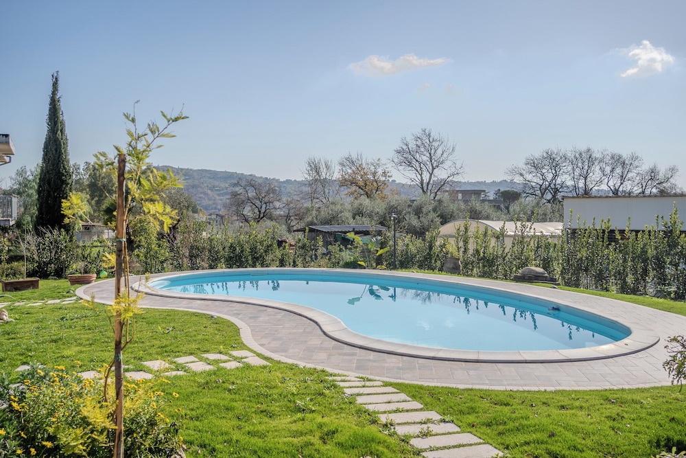 Casale nel Verde con Piscina e Vista