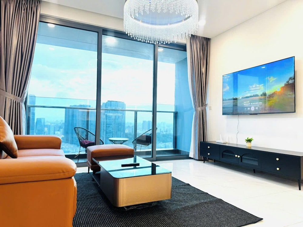 Skyway White & Silver Riverside Resident - Binh Thanh, HCM