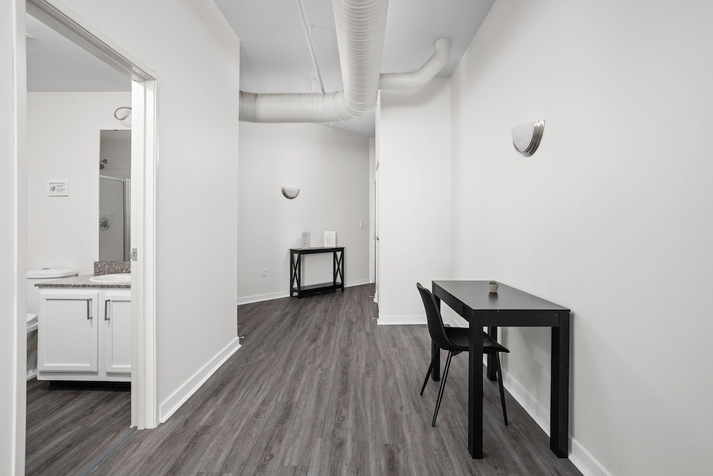 Indianapolis Vacations - 2BR 2BA The Block Apartment - CozySuites - Property Image 4