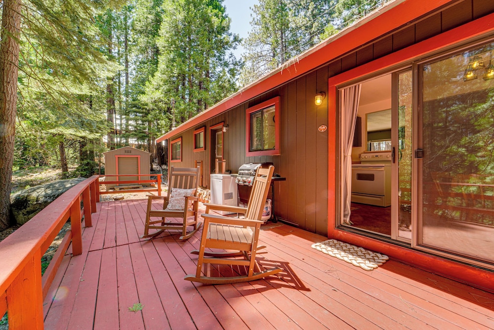 Hike & Ski! Cabin 20 Mi to Soda Springs Mtn Resort