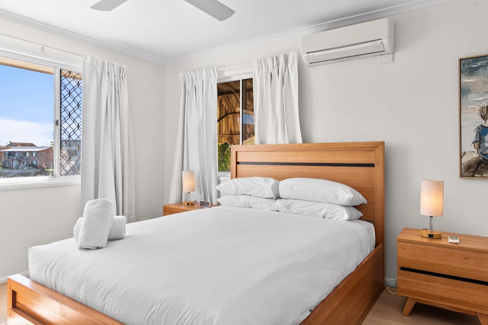 Family-friendly Flat With Balcony Views