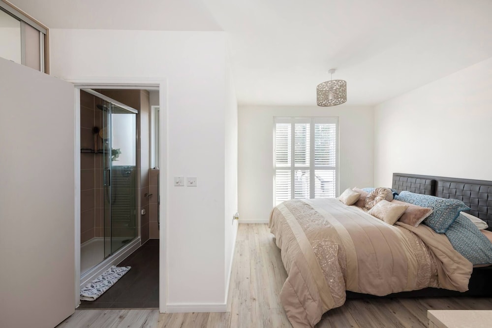 Stylish 3-bed Townhouse With 3 Baths in Southgate