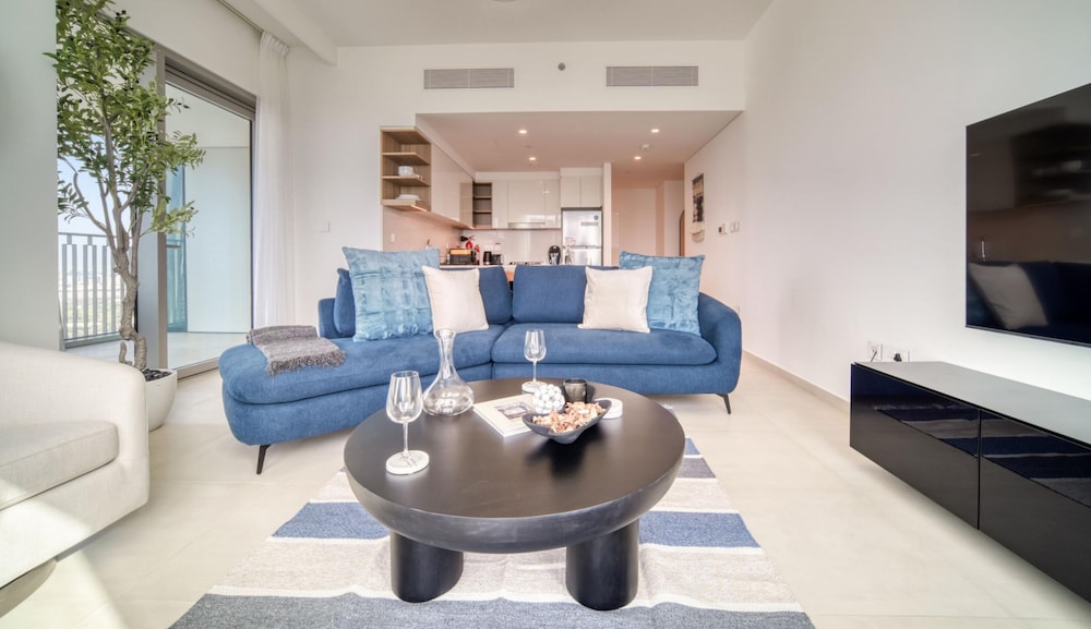 Classy Downtown 2BR w City View Balcony