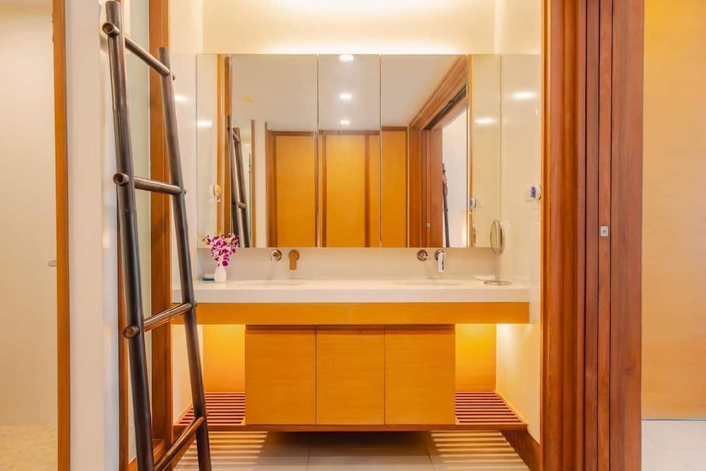 Elegant Beachfront 3BR Condo at Pearl of Naithon