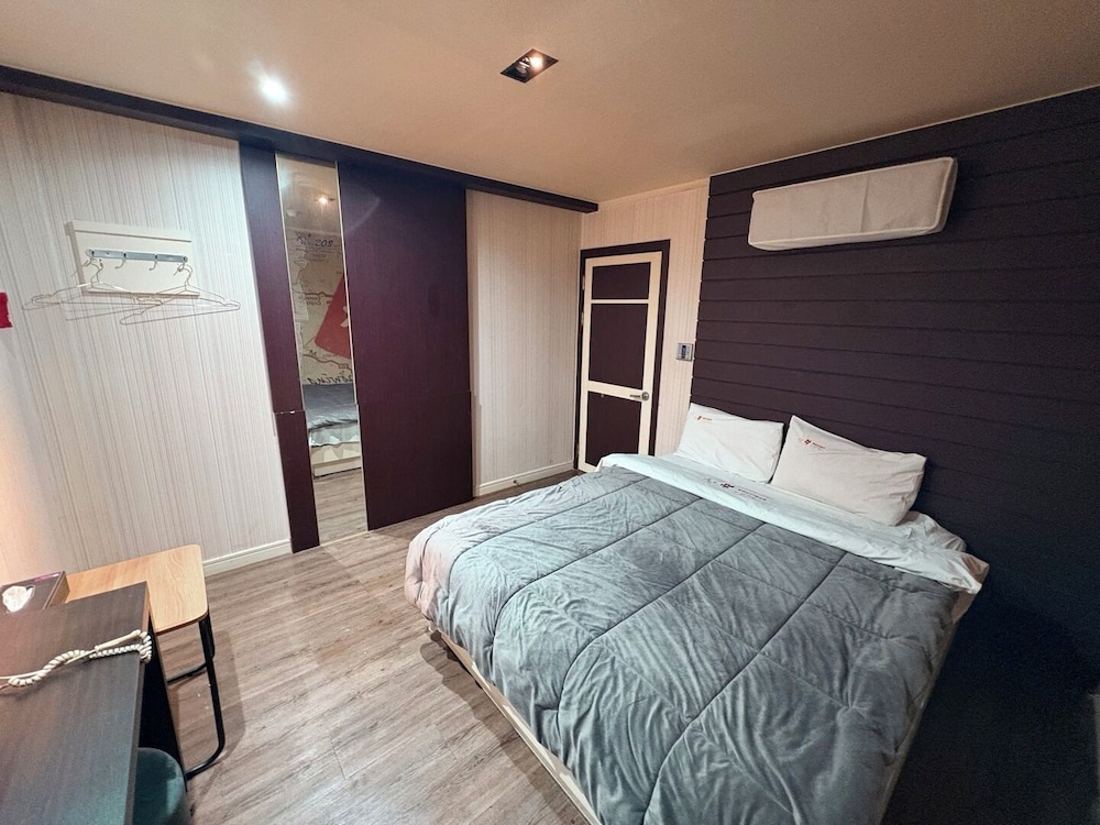 sharp motel