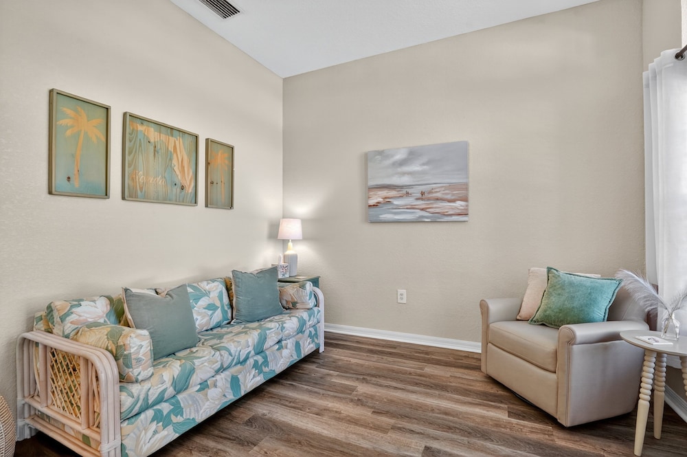 Spacious 4br Retreat With Heated Pool & Spa 4 Bedroom Home