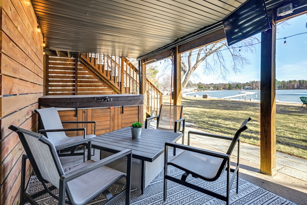 Boat Dock, Hot Tub & Deck: Lakefront Nekoosa Home!