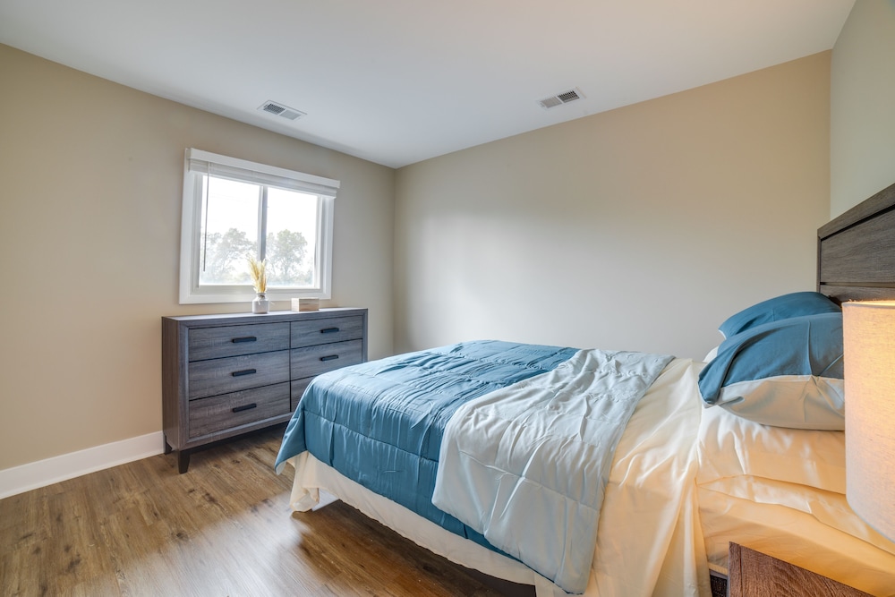 Renovated Munster Condo - 15 Mi to Lake Michigan! view 3
