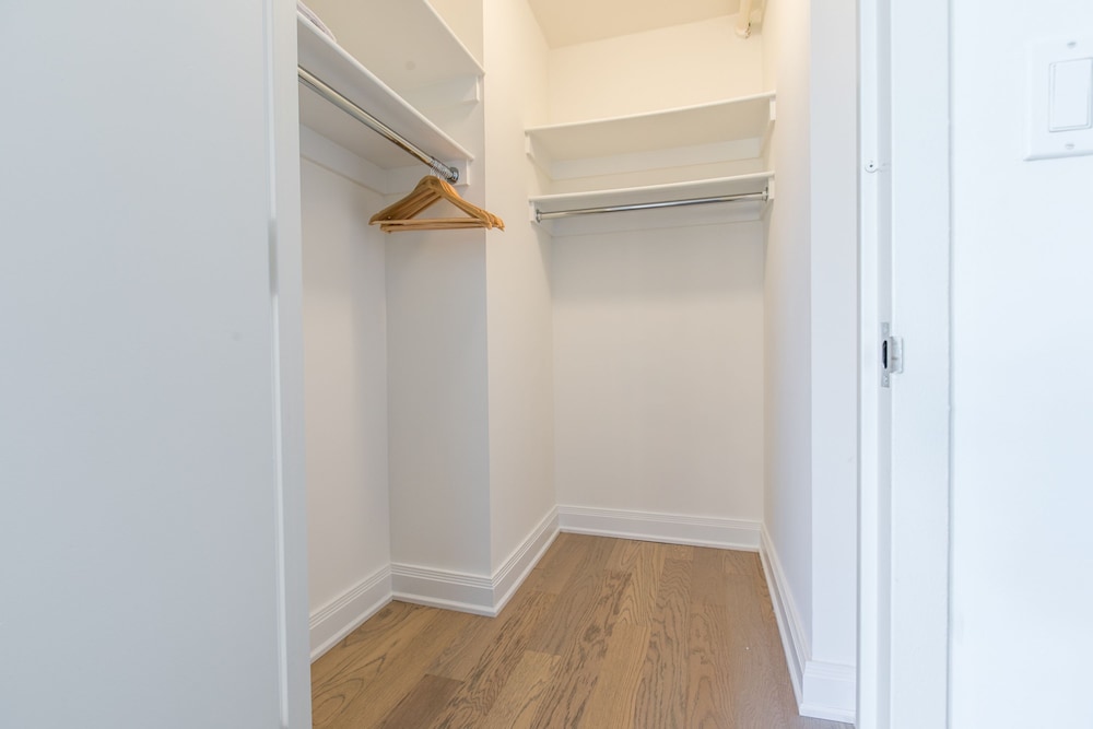 Bright 2 Bedrooms 2 Bathrooms Unit With Balcony