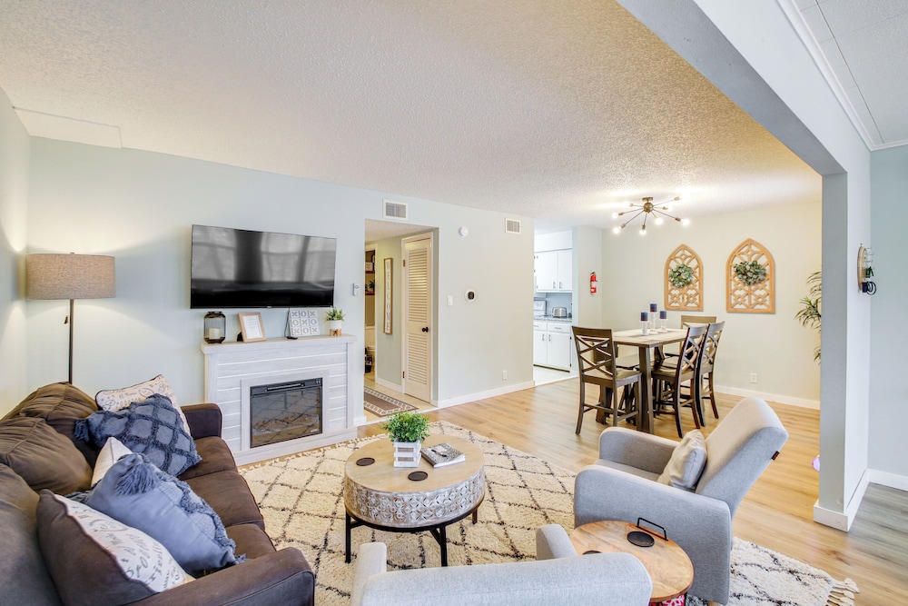Walk to Lake & Pool: Hot Springs Village Getaway