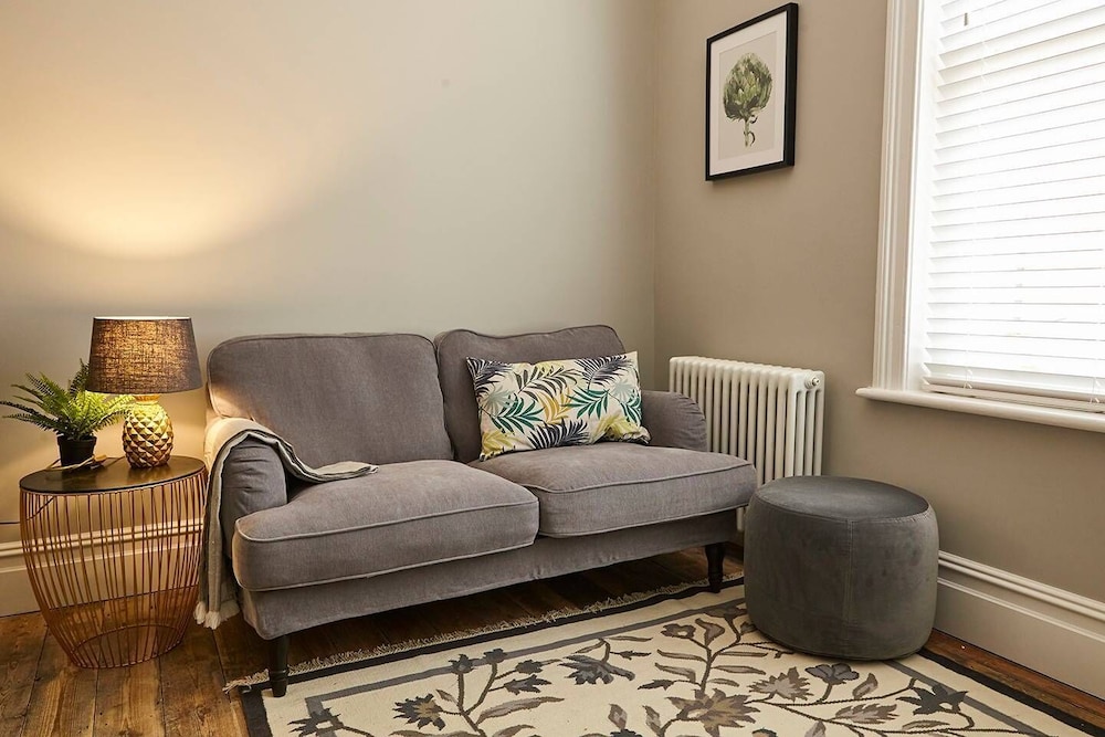 Chic Top Floor Apartment in the Heart of Westbourne Arcade view 5