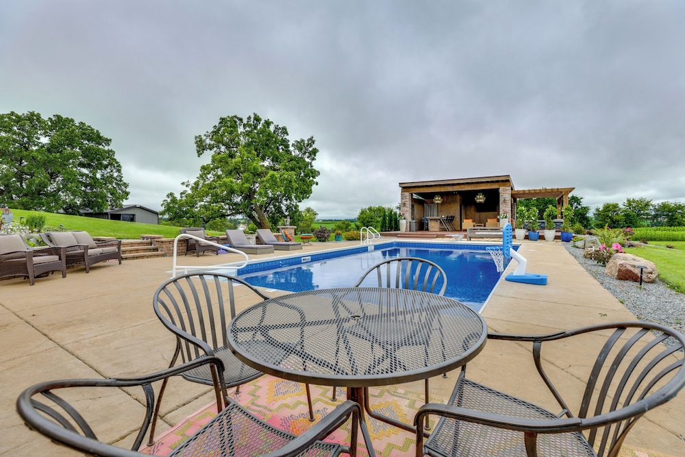 Outdoor Oasis: Luxe Flat in Mt Horeb!