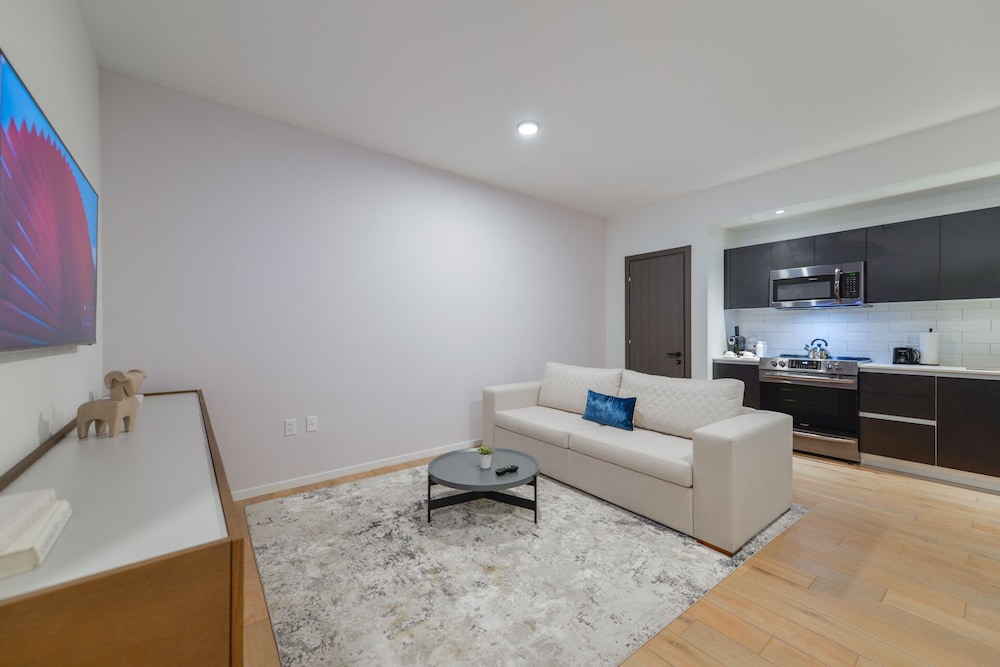 Studio with a City View Near Bayside