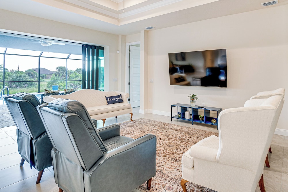 10 Mi to Beaches: Modern Retreat in Port Charlotte