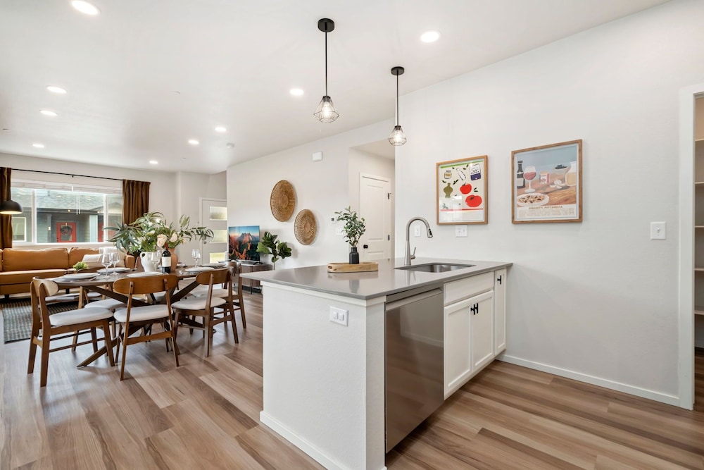 Mosaic Modern - Dog Friendly, Pool + King Suite