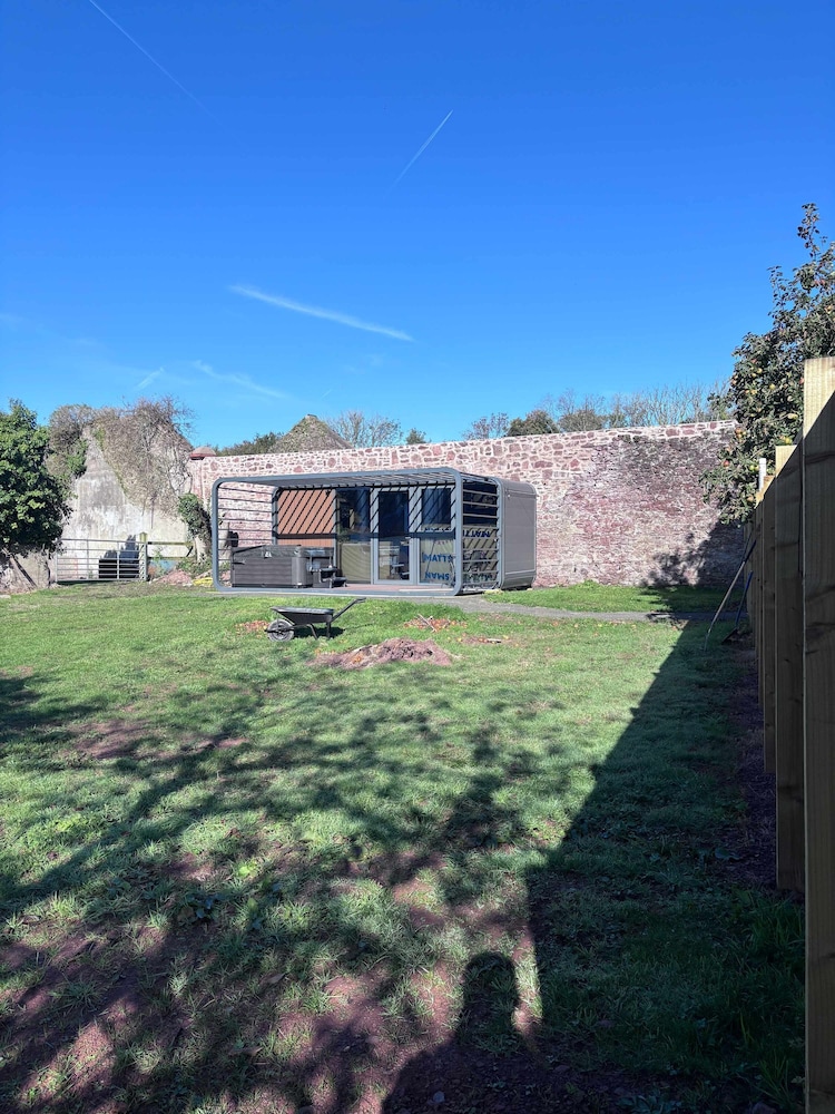 Glamping Pod With a Hot Tub in Orchard