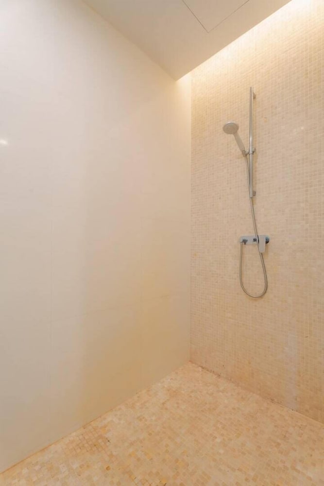 Elegant Beachfront 3BR Condo at Pearl of Naithon