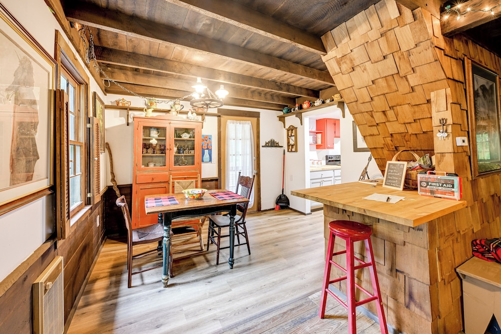 Trail Access & Tranquil Setting: Franklin Retreat!
